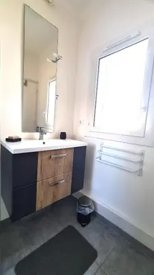 a bathroom with a sink and a mirror at Jolie villa loc-saisonnière - la petite cocagne in Alleins