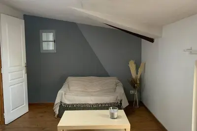 a bedroom with a bed and a table in a room at Duplex à Monteux centre, 5 couchages distincts, LOCAL VELOS in Monteux