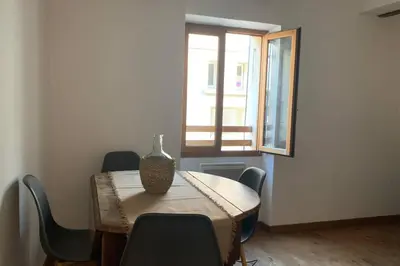 a table with chairs and a vase on top of it at Duplex à Monteux centre, 5 couchages distincts, LOCAL VELOS in Monteux