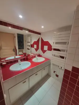a bathroom with two sinks and red and white tiles at Appartement au Cœur de la Sorgue in LʼIsle-sur-la-Sorgue