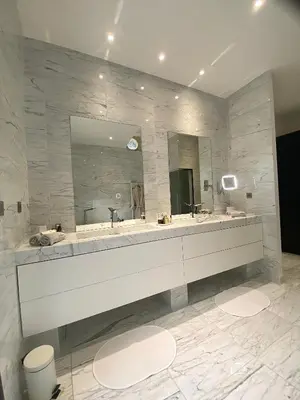 a bathroom with two sinks and a large mirror at La Bastide des Rosiers in Mallemort