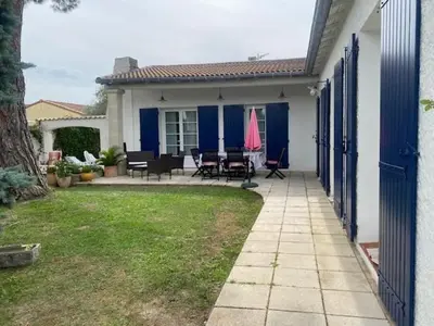 a house with a yard with chairs and a patio at VILLA MIREILLE CALME ARBOREE PISCINE SANS VIS A VIS SECURISEE in Morières-lès-Avignon