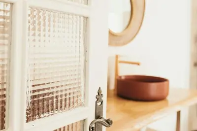 a window with a door latch in a bathroom at Villa des Baumes in Cornillon-Confoux