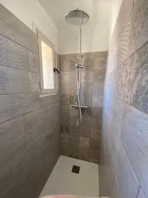a bathroom with a shower with a shower at Appartement avec jardin en ville in LʼIsle-sur-la-Sorgue