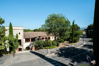 an empty street in front of a building at Résidence Hôtel du Golf de Pont Royal - maeva Home - Appartement 2 pièces 4 personnes climatisé - Sélection MAE-2504 in Mallemort