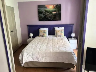 a bedroom with a bed and a painting on the wall at Résidence Hôtel du Golf de Pont Royal - maeva Home - Appartement 2 pièces 4 personnes climatisé - Sélection MAE-2504 in Mallemort