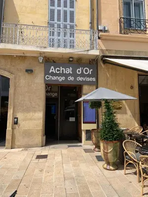 an umbrella and chairs in front of a building at Studio de Luxe Aix en Provence in Aix-en-Provence