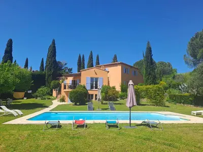 a villa with a swimming pool in front of a house at Magnifique Villa avec piscine in Cadenet