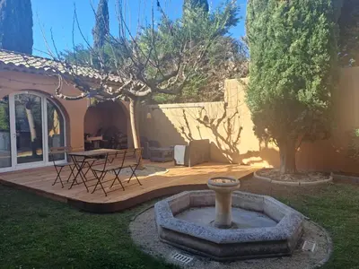a garden with a fountain in the middle of a yard at Magnifique Villa avec piscine in Cadenet
