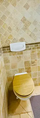 a toilet with a wooden seat in a bathroom at Aix-en-Provence, studio atypique quartier hyper centre in Aix-en-Provence