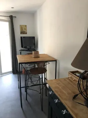 a room with a desk with a chair and a television at Ferigoules #festivalavignon in Entraigues-sur-la-Sorgue