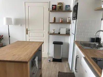 a kitchen with a counter and a sink and a counter sidx sidx sidx at Charmant appartement ensoleillé-Terrasse - PARKING Gratuit - Isle sur la Sorgue in LʼIsle-sur-la-Sorgue