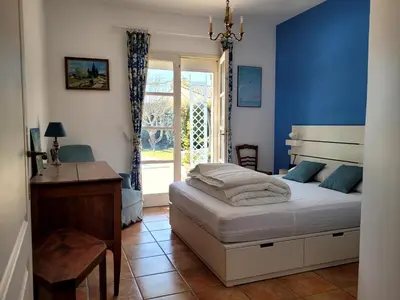 a bedroom with a bed and a desk and a window at La Villa des Lavandes - A 300m du Centre, au calme, et au vert ! in LʼIsle-sur-la-Sorgue