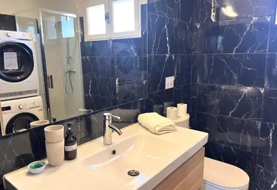 a bathroom with a walk in shower next to a toilet at Chez Malé - Joli appartement cosy avec grande terrasse et parking proche Parc Jourdan & Centre ville historique in Aix-en-Provence