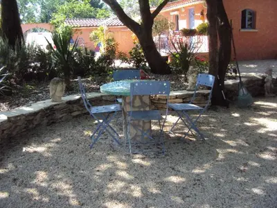 a table and two chairs sitting in a yard at La Douloire in Pernes-les-Fontaines