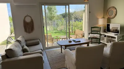 a bedroom with a bed with a floral wall at Maison Le Clos Du Moulin 3 - Climatisée, jardin & parking gratuit - 3 chambres doubles - 10 min Avignon in Entraigues-sur-la-Sorgue