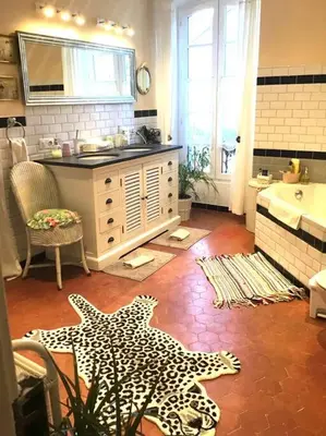 a bathroom with a leopard print star on the floor at La Bégude des Alpilles in Orgon