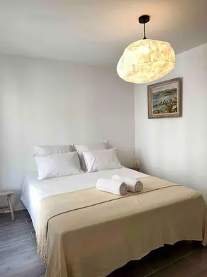 a bedroom with a bed with two towels on it at Lou Paseo : Appartement Brocante centre historique in LʼIsle-sur-la-Sorgue