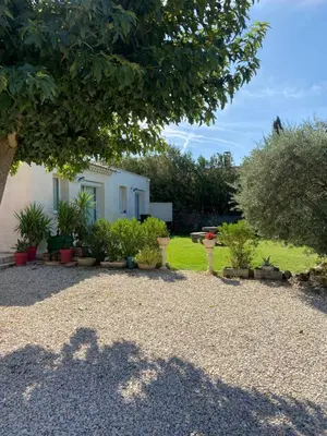 a garden with a house and some plants at Résidence Soleado Maison jumelée à 800m du centre ville de Bédoin in Bédoin