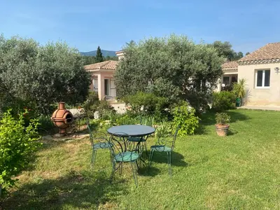a table and chairs in the yard of a house at Résidence Soleado Maison jumelée à 800m du centre ville de Bédoin in Bédoin