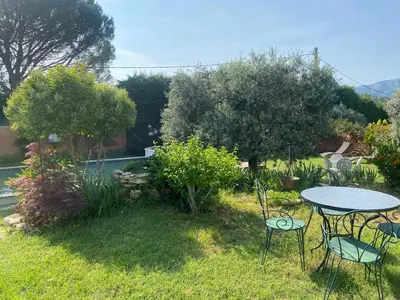 a table and chairs in a yard with trees at Résidence Soleado Maison jumelée à 800m du centre ville de Bédoin in Bédoin