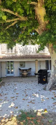 a house with a picnic table and a piano at Mas provençal in Sénas