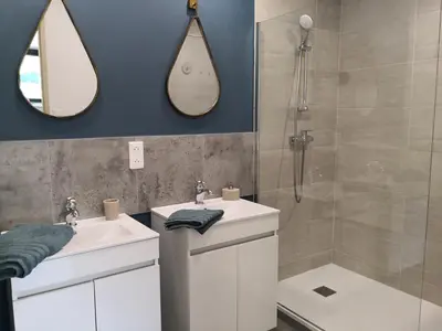 a bathroom with two sinks and a shower at Mas Paolo Gite de charme en Provence Piscine in Le Thor