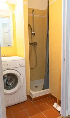 a bathroom with a washing machine and a shower at Spacieux T3 * centre ville * sans vis à vis in Aix-en-Provence