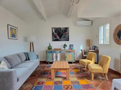 a living room with a couch and a table at 2 pièces climatisé en duplex avec terrasse in Aix-en-Provence