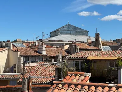 a view of roofs of houses in a city at 2 pièces climatisé en duplex avec terrasse in Aix-en-Provence