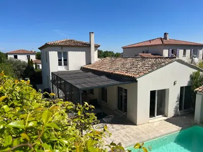 an external view of a house with a swimming pool at Villa climatisée avec piscine à St Remy in Saint-Rémy-de-Provence