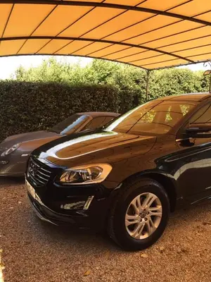 two cars are parked under a tent at Gite Au fond du jardin in Saint-Saturnin-lès-Avignon