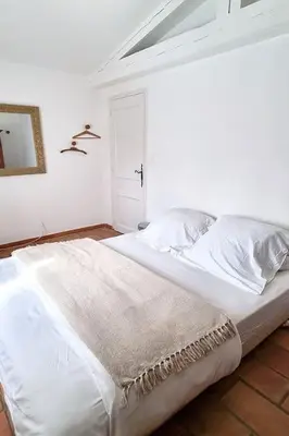 a large white bed in a white room at Villa tout confort, piscine - Au pied du VENTOUX in Saint-Didier