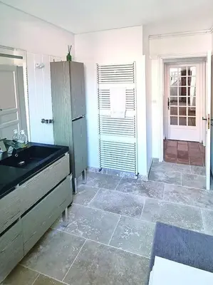 a bathroom with a sink and a counter top at Villa tout confort, piscine - Au pied du VENTOUX in Saint-Didier