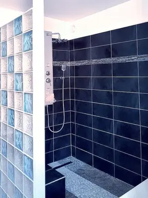a bathroom with a shower with blue tiles at Villa tout confort, piscine - Au pied du VENTOUX in Saint-Didier