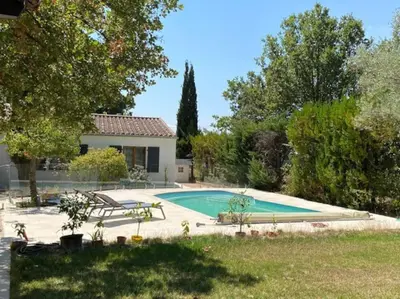 a swimming pool in the yard of a house at Maisonnette à la campagne. Idéal Télétravail in Éguilles