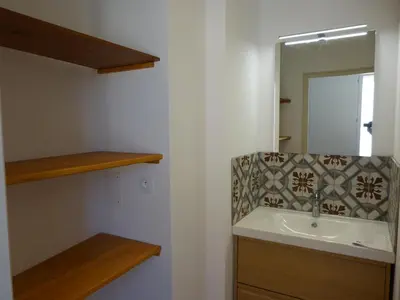 a bathroom with a sink and a mirror at Gite du domaine Saint-Marc, entre Ventoux et dentelles de Montmirail in Caromb