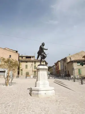 a statue of a woman sitting on top of a statue at Les oliviers in Ansouis