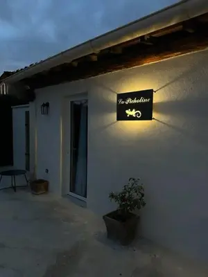 a sign on the side of a building at maisonnette avec piscine la picholine in Châteaurenard