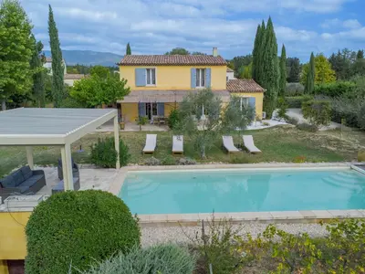 an external view of a house with a swimming pool at Maison à 2 pas du Village D'ansouis à 30 Minutes D'aix-en-provence in Ansouis