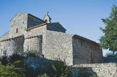 an old stone building with a cross on top of it at Gîte Aux Bons Voisins in Gordes