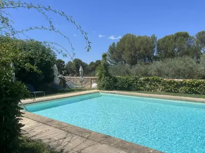 a swimming pool in the yard of a house at Agréable maison de 65 m2 avec grande piscine in Aix-en-Provence