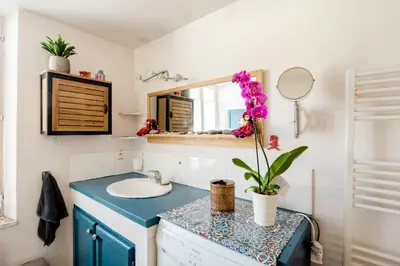 a bathroom with a sink and a mirror at Aude en Provence in Meyrargues