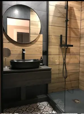 a bathroom with a sink and a mirror at Chambres d'hôtes La Manola in Rognes