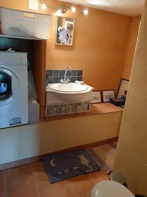a bathroom with a sink and a washing machine at T.Belle Vue Panoramique au coeur du Luberon 40m2 + pergola . jardin. P in Apt