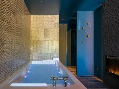 a bathroom with a bath tub with at LOVE IN L'ISLE/SORGUE Le crépuscule in LʼIsle-sur-la-Sorgue