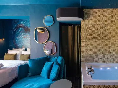 a blue bedroom with a bed and a bath tub at LOVE IN L'ISLE/SORGUE Le crépuscule in LʼIsle-sur-la-Sorgue