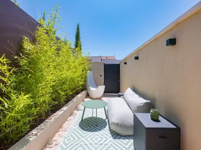 a small balcony with a table and a chair at LOVE IN L'ISLE/SORGUE Le crépuscule in LʼIsle-sur-la-Sorgue