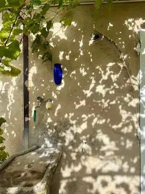 a blue vase sitting on the side of a wall at Le Cabanon de Léandre in Meyrargues