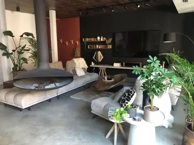 a living room with a fireplace and a tv at Un loft en Provence in Carpentras